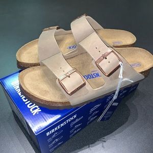 NWT Birkenstock Arizona Women’s sz 9 (40 EU)